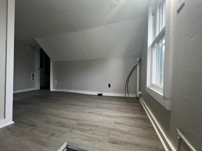 Building Photo - 614 S Gordon Ave