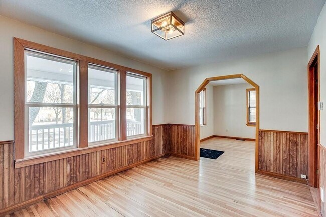 Building Photo - 6 bedroom 2 bathroom available 06/01/2026