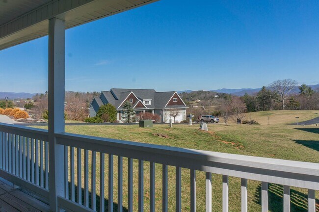 Building Photo - Spacious Home with Stunning Views