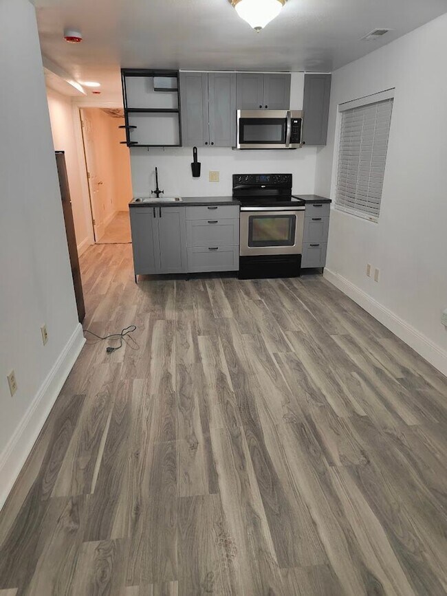 Building Photo - 672 E 400 N St