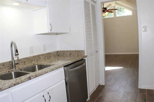 Building Photo - 4622 Country Creek Dr