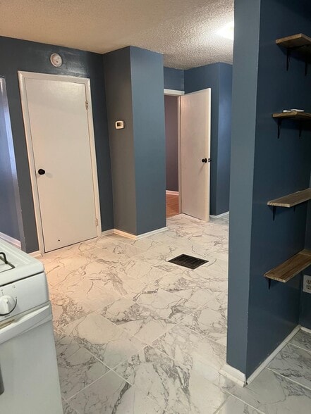 Building Photo - 2 Tracy St