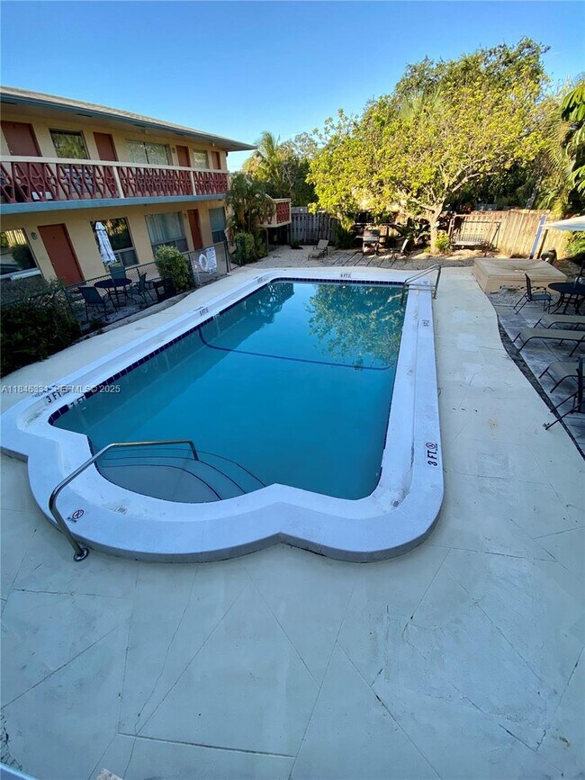 Building Photo - 2716 NE 30th Pl