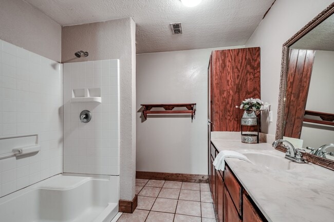 Building Photo - 521 Northwood Dr
