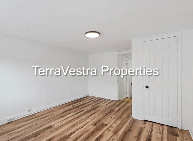 Building Photo - 2 Bed Single Family in Gloucester City! El...