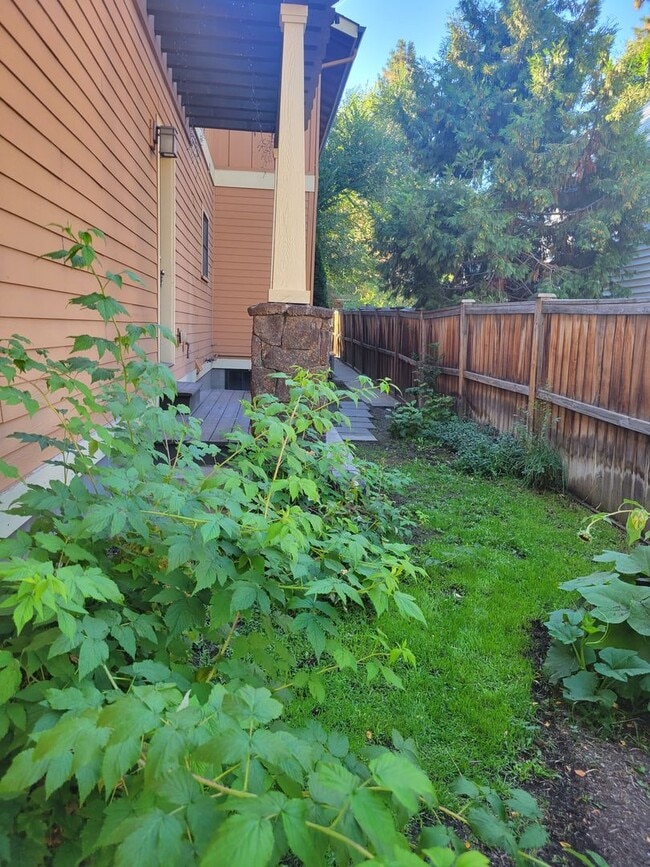 Building Photo - Large 4 bedroom westside home