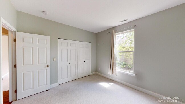 Building Photo - 1408 Fox Pointe Cir