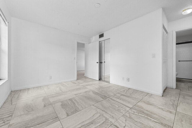 Building Photo - 811 Salem Ln