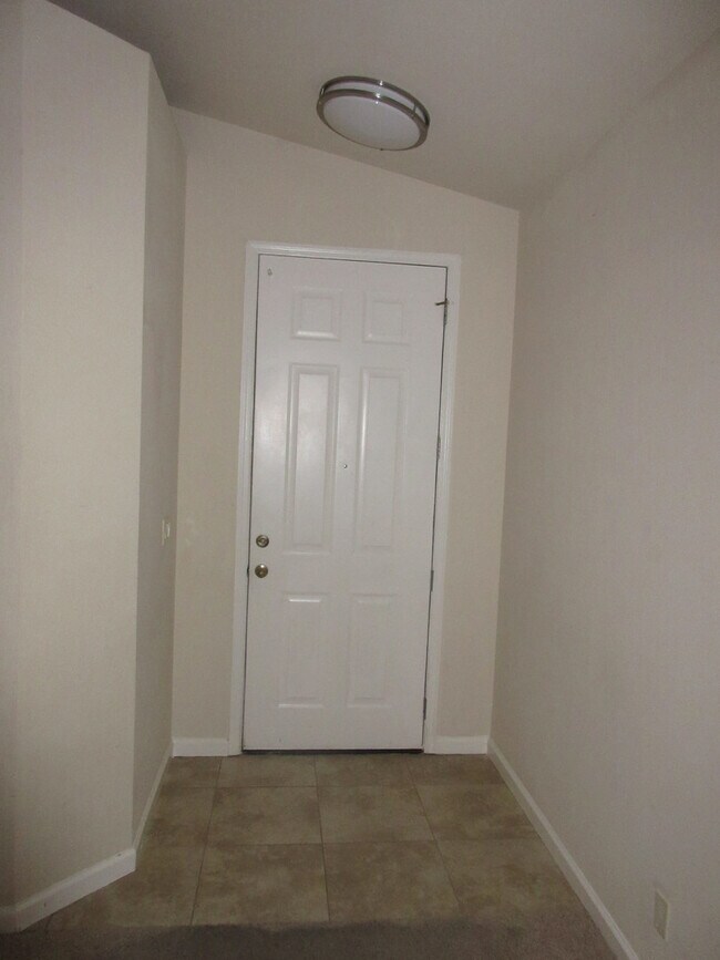 Building Photo - Well Maintained Single Level 4 Bedroom, Fo...