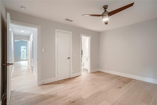 Building Photo - 6204 Shadow Valley Dr
