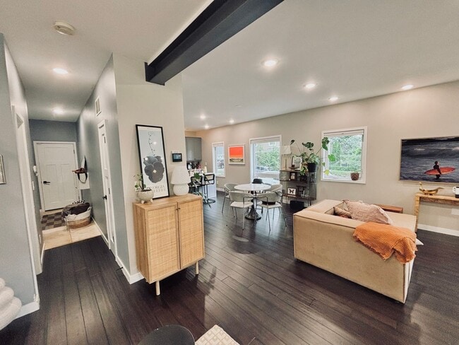 Building Photo - Rare Minnehaha Parkway rental Beautiful th...