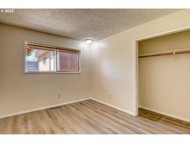 Building Photo - Charming 3 Bedroom Home