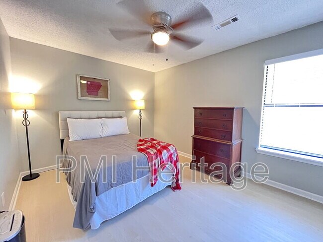 Building Photo - 1373 E Sequoyah Ct