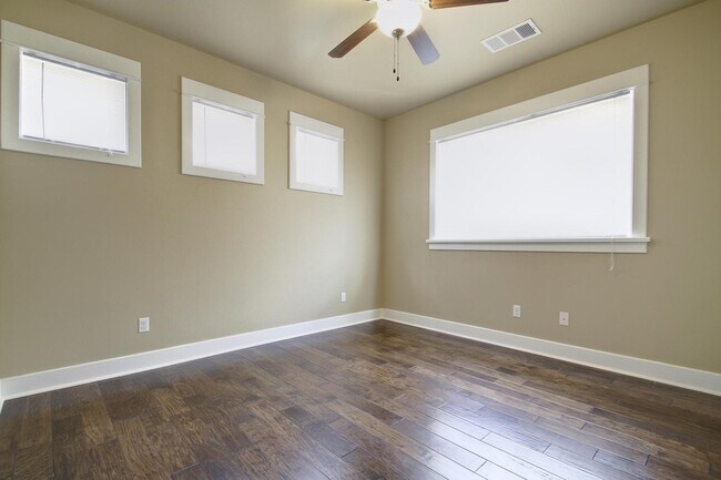 Building Photo - UT PRE-LEASE: Wood Floors, North Campus, Large Living Space, 2011 Construction, Custom High End K...