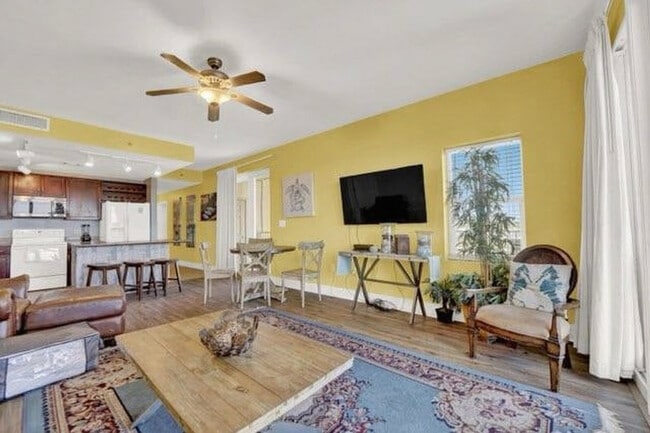 Building Photo - 9800 S Thomas Dr