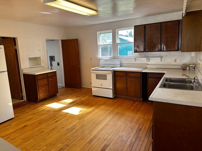 Building Photo - 1930s home with updates in quiet neighborhood