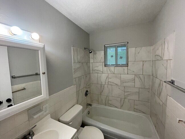 Building Photo - 636 N 31st St