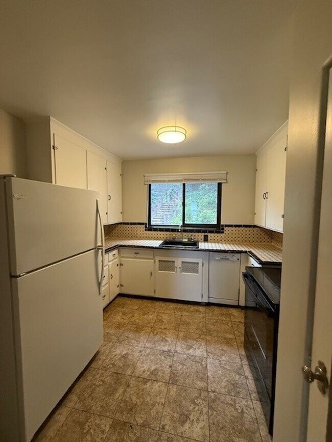 Building Photo - Cliff Dr. Apartment - Spacious with Hardwo...