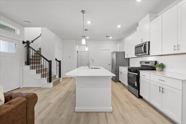 Building Photo - 535 Avisa Dr