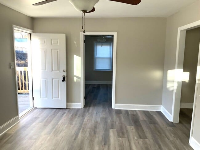 Building Photo - 615 Riverside Dr