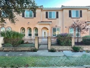 Building Photo - Beautiful remodeled 3 bedroom townhome in ...