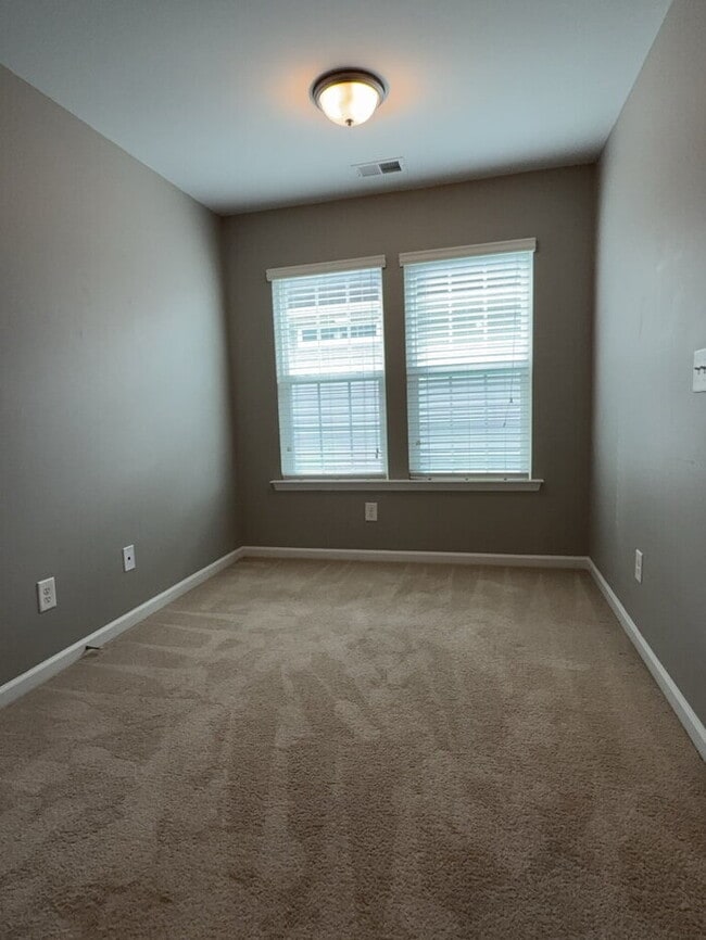 Building Photo - 838 Redbud Ln