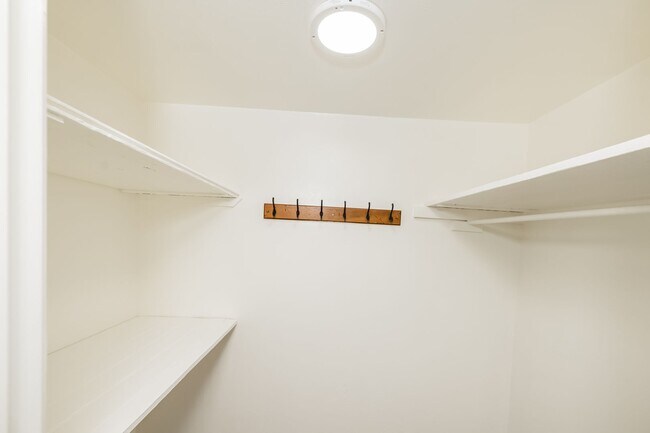 Building Photo - Available Northbrae Garden Cottage!