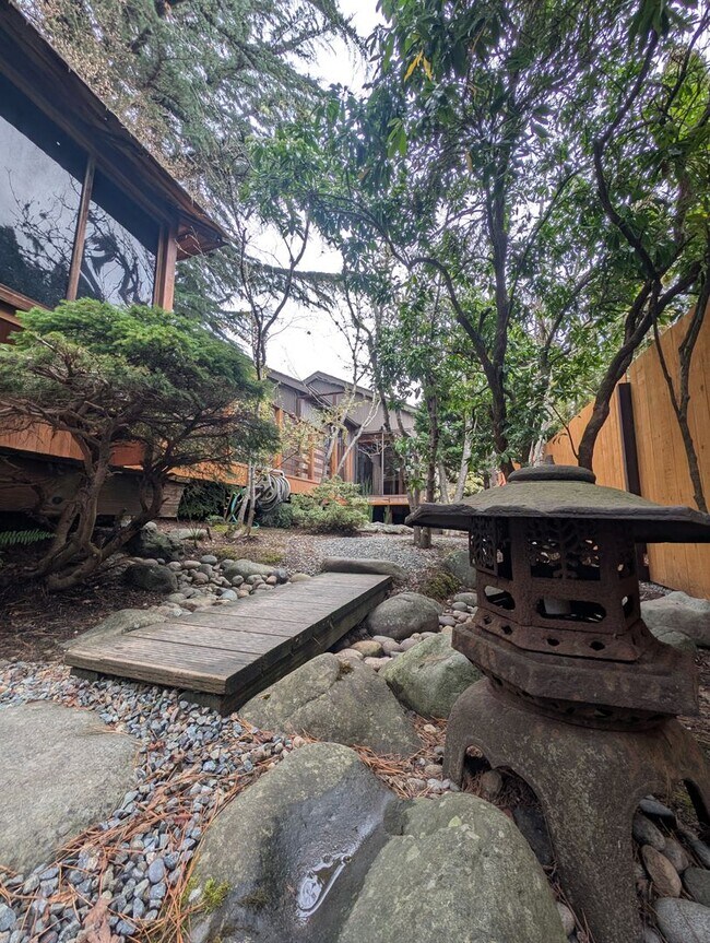 Building Photo - Rent Your Own Oasis! Available Now!