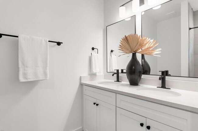 Building Photo - 2304 Delano St