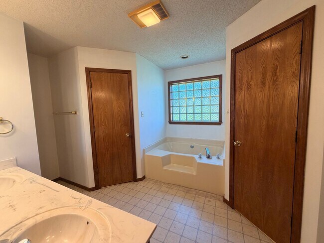 Building Photo - 1006 Nightingale Ln