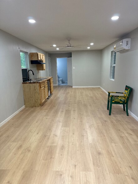 Building Photo - 1629 Netherwood Ave