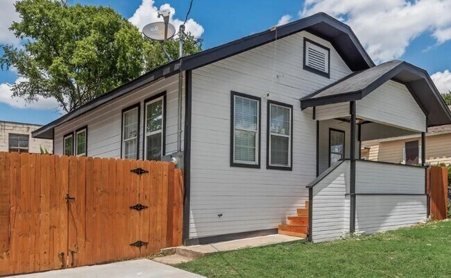 Building Photo - 447 W Clarendon Dr