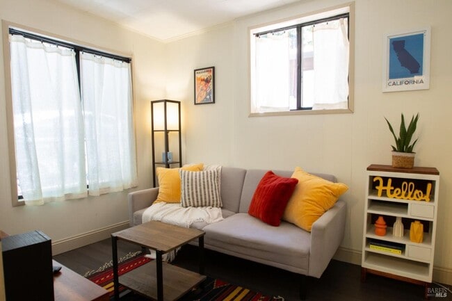 Building Photo - 654 Square Foot remodeled 2 bedroom, 1 bat...