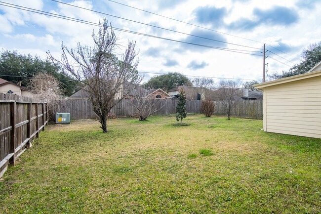 Building Photo - 6218 Summerville Ln