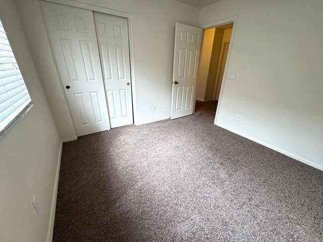 Building Photo - 3 bedroom plus den, 2 bath, on the golf co...