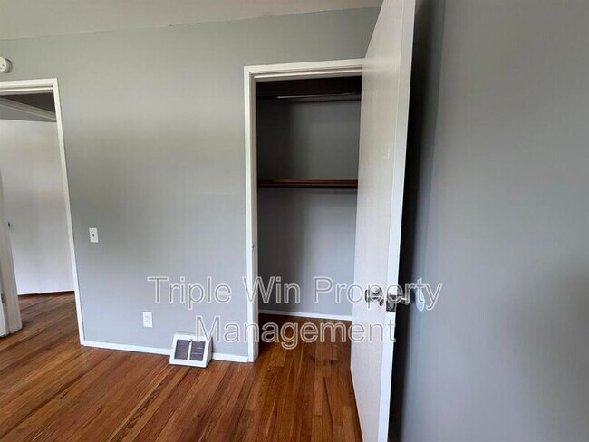 Building Photo - 10319 Varnum Dr