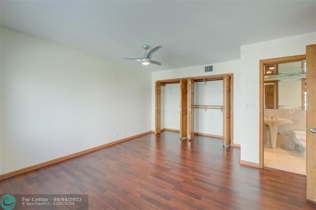 Building Photo - 720 Bayshore Dr