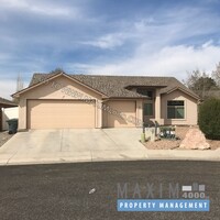 Building Photo - 647 Zoe Ln