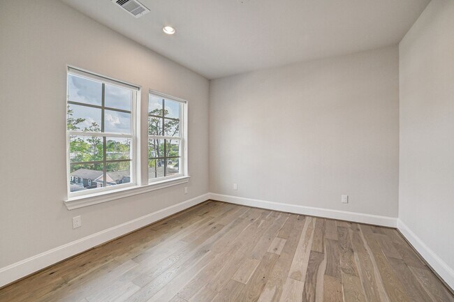 Building Photo - Stunning Modern Townhome in Central Location!