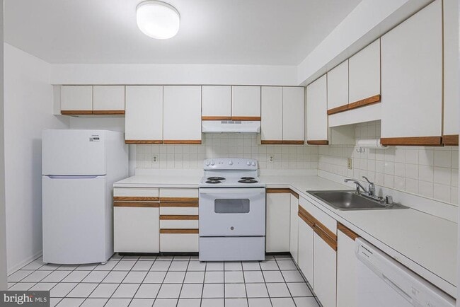 Building Photo - 2903 Fallstaff Rd