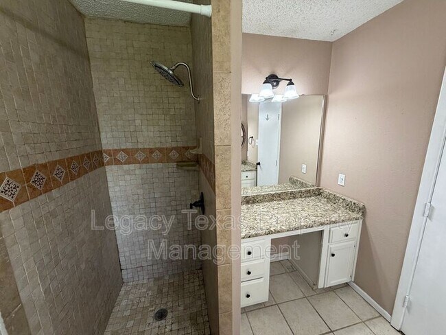 Building Photo - 513 Willow Cir W