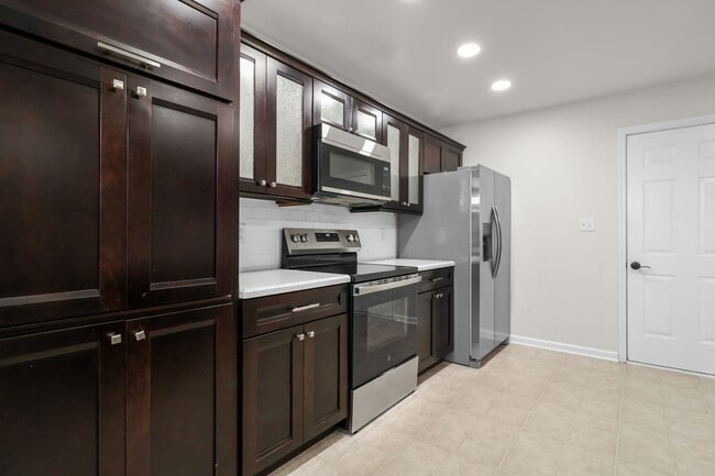 Building Photo - 3817 Roscommon Way