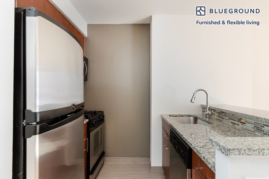 Building Photo - 120 W 21st St