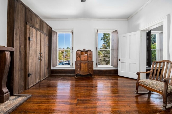 Building Photo - 120 S Cherokee St