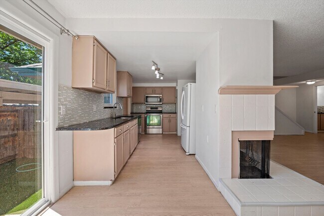 Building Photo - Comfort, Convenience & Style in the Heart of Greenwood Village