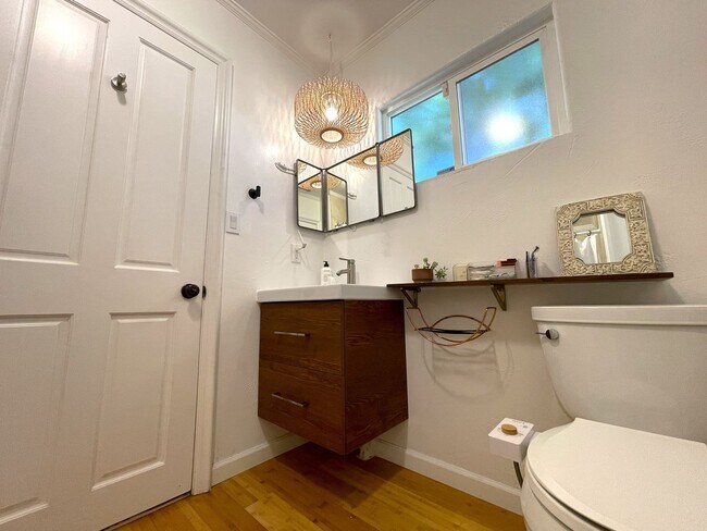 Building Photo - Custom 3-Bed, 2.5 -Bath Retreat with Luxury Features in Reseda