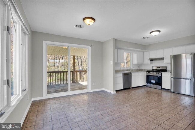 Building Photo - 301 County House Rd