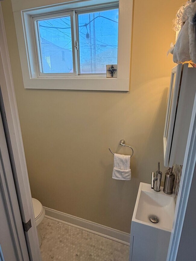 Building Photo - 2BD/1.5BA Single Family Home with Fenced In Deck