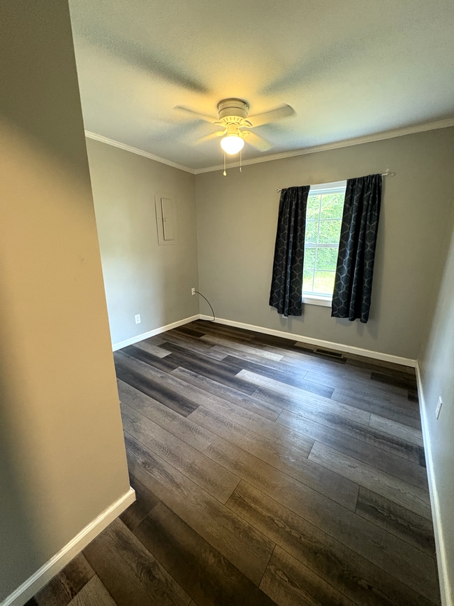 Building Photo - Fully Remodeled 2 Bed, 1 Bath Home