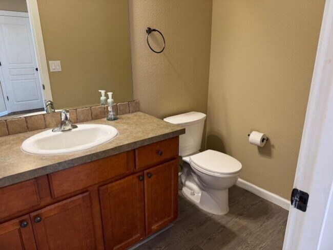 Building Photo - MOVE IN SPECIAL $500 OFF FIRST MONTHS RENT / Duplex SW Redmond